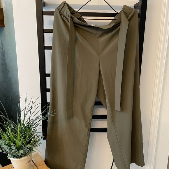 High Waited Green Calvin Klein Gaucho pants (Medium) - Picture 1 of 3
